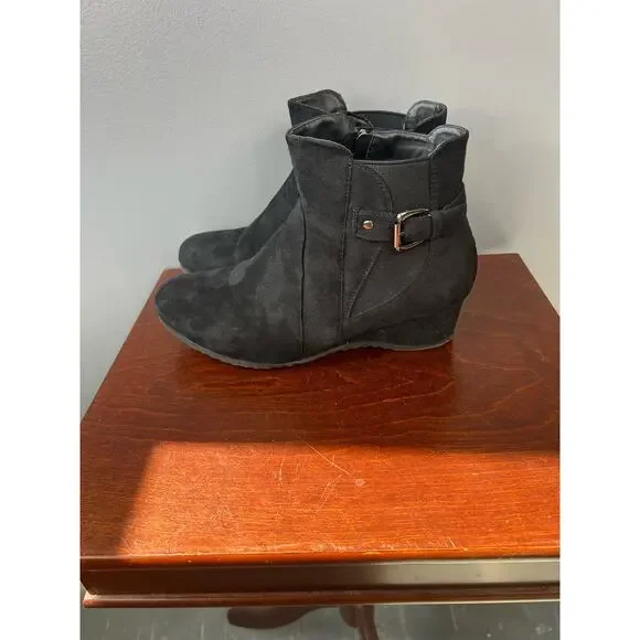 Cloud walkers by Avenue Black Faux Suede ankle booties with zipper - Picture 7 of 10